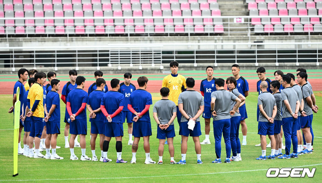 홍명보 감독이 이끄는 한국 축구대표팀이 2일 오후 고양종합운동장에서 2026 국제축구연맹(FIFA) 북중미 월드컵 3차 예선을 앞두고 훈련을 가졌다.한국은 9월 5일 오후 8시 서울월드컵경기장에서 팔레스타인과 1차전을 치른다. 이후 10일 오후 11시 오만 무스카트의 술탄 카부스 스포츠 콤플렉스에서 오만과 2차전 원정 경기를 펼친다. 홍명보 감독이 훈련에 앞서 대표팀 선수단과 인사를 나누고 있다. 2024.09.02 / jpnews@osen.co.kr