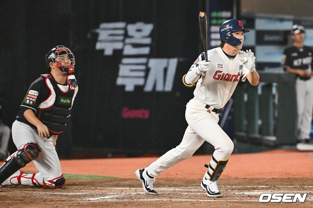 4일 부산 사직야구장에서 2024 신한 SOL 뱅크 KBO 리그 롯데 자이언츠와 KT 위즈의 경기가 열렸다. 홈팀 롯데는 윌커슨이 선발 출전하고 KT는 벤자민이 선발 출전했다.롯데 자이언츠 나승엽이 7회말 무사 2루 우익수 앞 동점 1타점 안타를 치고 있다. 2024.09.04 / foto0307@osen.co.kr