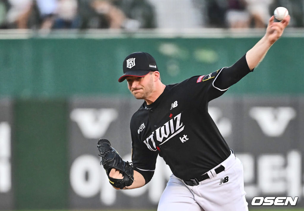 4일 부산 사직야구장에서 2024 신한 SOL 뱅크 KBO 리그 롯데 자이언츠와 KT 위즈의 경기가 열렸다. 홈팀 롯데는 윌커슨이 선발 출전하고 KT는 벤자민이 선발 출전했다.KT 위즈 선발 투수 벤자민이 역투하고 있다. 2024.09.04 / foto0307@osen.co.kr