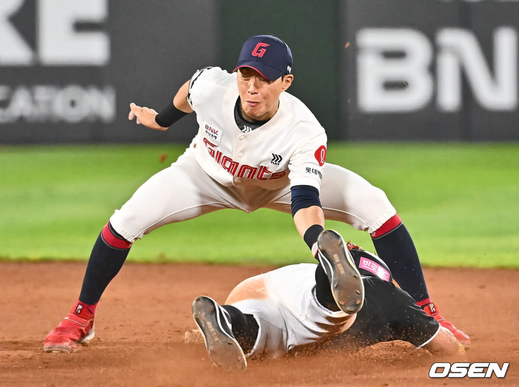 4일 부산 사직야구장에서 2024 신한 SOL 뱅크 KBO 리그 롯데 자이언츠와 KT 위즈의 경기가 열렸다. 홈팀 롯데는 윌커슨이 선발 출전하고 KT는 벤자민이 선발 출전했다.KT 위즈 배정대가 7회초 무사 1루 심우준의 삼진 아웃때 2루 도루를 시도했으나 아웃되고 있다. 2024.09.04 / foto0307@osen.co.kr