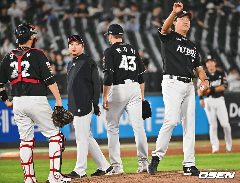 4일 부산 사직야구장에서 2024 신한 SOL 뱅크 KBO 리그 롯데 자이언츠와 KT 위즈의 경기가 열렸다. 홈팀 롯데는 윌커슨이 선발 출전하고 KT는 벤자민이 선발 출전했다.KT 위즈 벤자민이 7회말 교체되고 있다. 2024.09.04 / foto0307@osen.co.kr