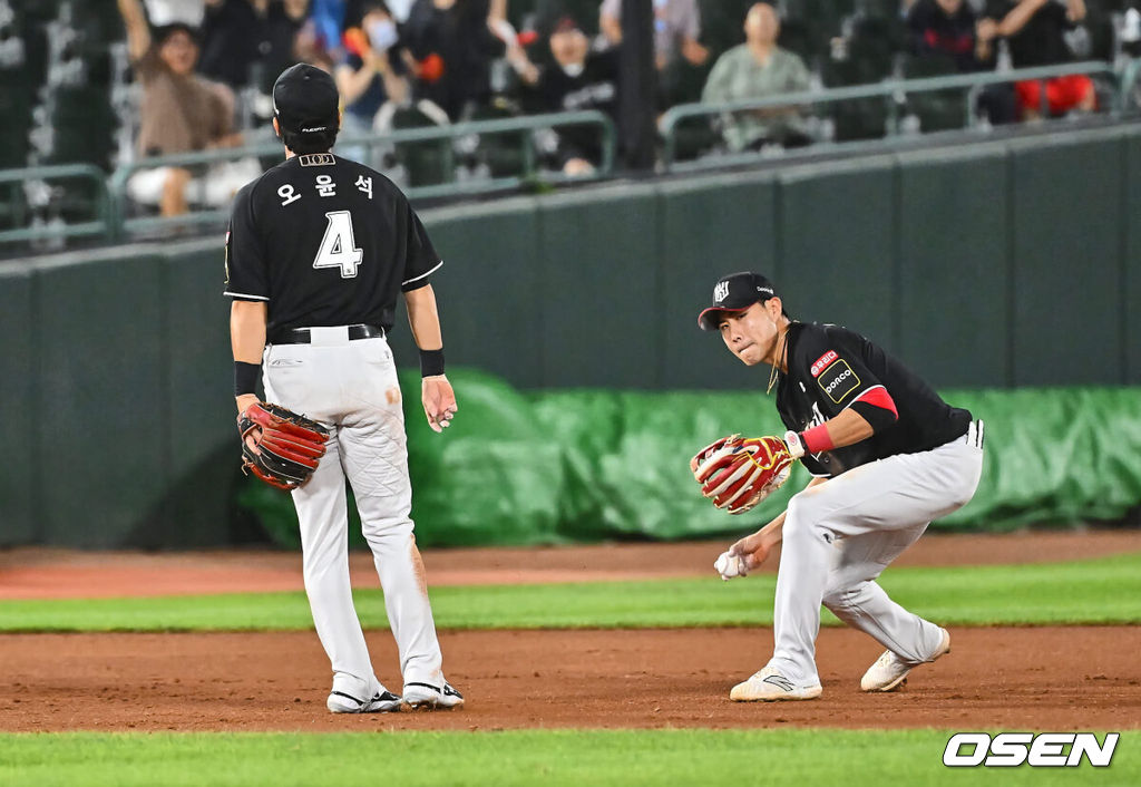 4일 부산 사직야구장에서 2024 신한 SOL 뱅크 KBO 리그 롯데 자이언츠와 KT 위즈의 경기가 열렸다. 홈팀 롯데는 윌커슨이 선발 출전하고 KT는 벤자민이 선발 출전했다.KT 위즈 오윤석이 7회말 무사 1,3루 롯데 자이언츠 윤동희의 타구를 놓치고 있다. 2024.09.04 / foto0307@osen.co.kr