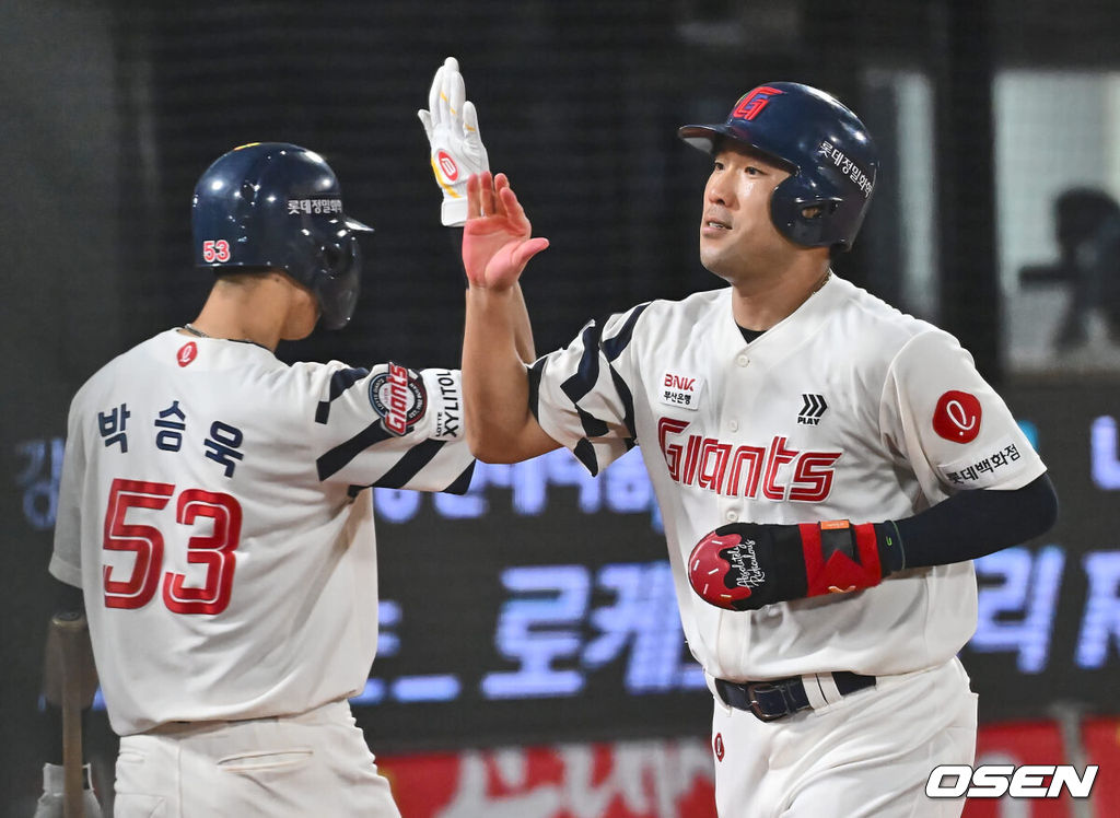 4일 부산 사직야구장에서 2024 신한 SOL 뱅크 KBO 리그 롯데 자이언츠와 KT 위즈의 경기가 열렸다. 홈팀 롯데는 윌커슨이 선발 출전하고 KT는 벤자민이 선발 출전했다.롯데 자이언츠 전준우가 7회말 무사 2루 정훈의 우중간 1타점 2루타 때 득점을 올리고 하이파이브를 하고 있다. 2024.09.04 / foto0307@osen.co.kr