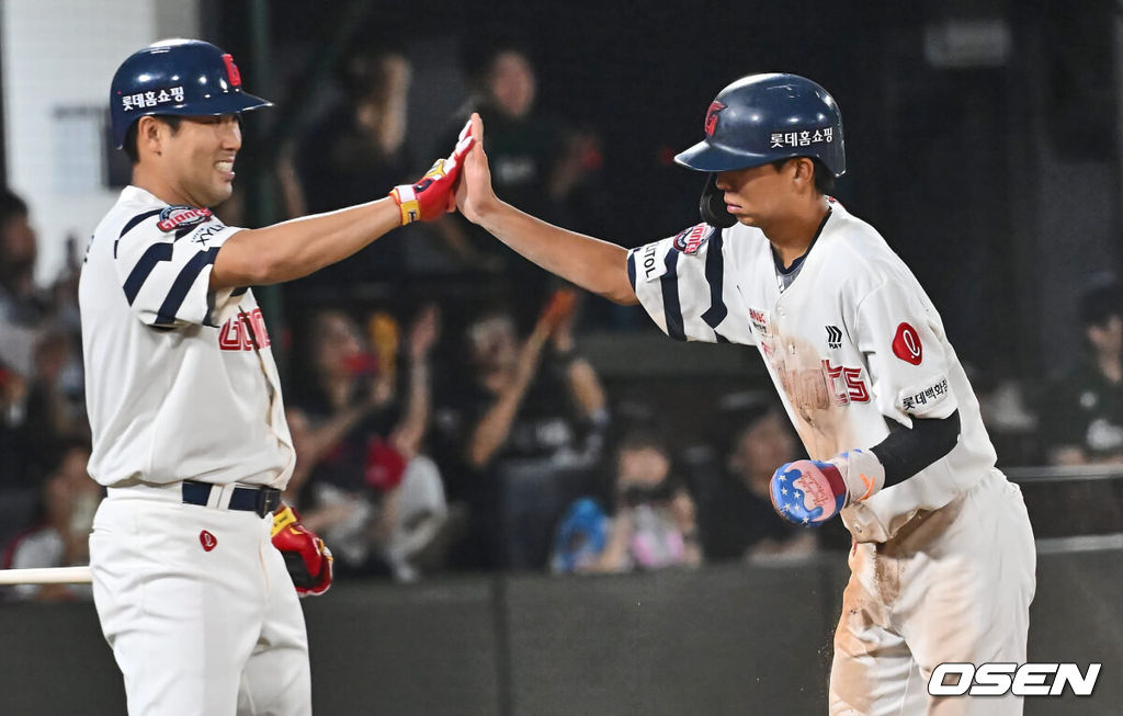 4일 부산 사직야구장에서 2024 신한 SOL 뱅크 KBO 리그 롯데 자이언츠와 KT 위즈의 경기가 열렸다. 홈팀 롯데는 윌커슨이 선발 출전하고 KT는 벤자민이 선발 출전했다.롯데 자이언츠 김민석이 7회말 1사 2,3루 레이예스의 중견수 희생플라이 때 득점을 올리고 하이파이브를 하고 있다. 2024.09.04 / foto0307@osen.co.kr