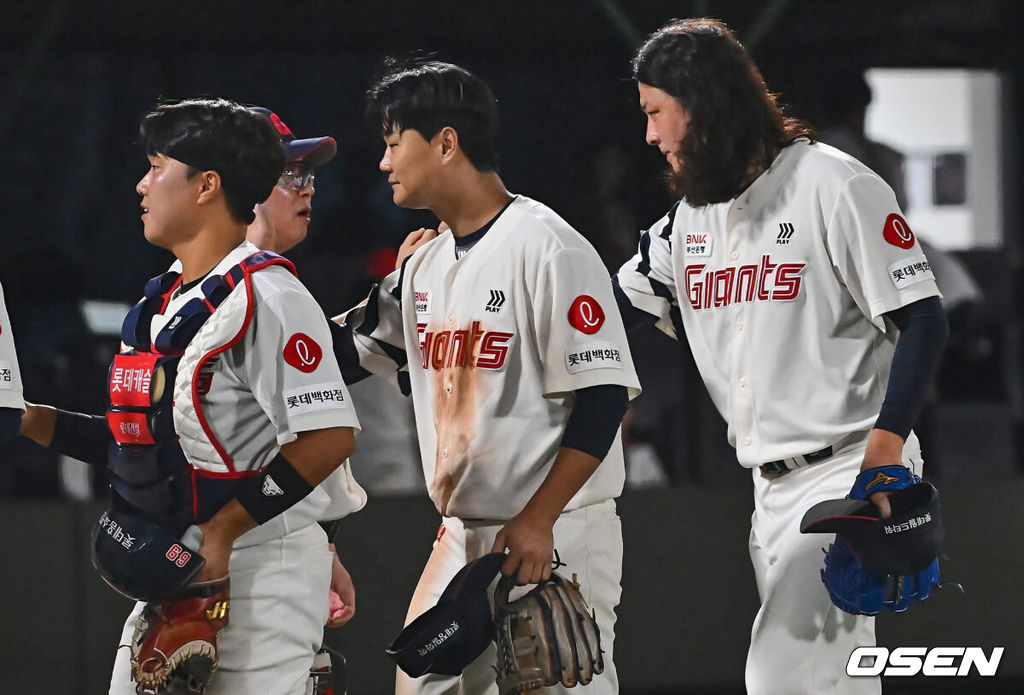 4일 부산 사직야구장에서 2024 신한 SOL 뱅크 KBO 리그 롯데 자이언츠와 KT 위즈의 경기가 열렸다. 홈팀 롯데는 윌커슨이 선발 출전하고 KT는 벤자민이 선발 출전했다.롯데 자이언츠 김태형 감독이 KT 위즈에 7-5로 역전승하고 기쁨을 나누고 있다. 2024.09.04 / foto0307@osen.co.kr