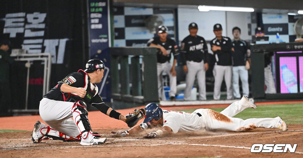 4일 부산 사직야구장에서 2024 신한 SOL 뱅크 KBO 리그 롯데 자이언츠와 KT 위즈의 경기가 열렸다. 홈팀 롯데는 윌커슨이 선발 출전하고 KT는 벤자민이 선발 출전했다.롯데 자이언츠 정훈이 5회말 2사 2루 박승욱의 중견수 오른쪽 안타때 홈에서 세이프되고 있다. 2024.09.04 / foto0307@osen.co.kr