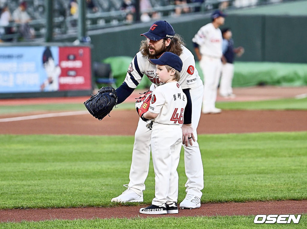 4일 부산 사직야구장에서 2024 신한 SOL 뱅크 KBO 리그 롯데 자이언츠와 KT 위즈의 경기가 열렸다. 홈팀 롯데는 윌커슨이 선발 출전하고 KT는 벤자민이 선발 출전했다.롯데 자이언츠 선발 투수 윌커슨의 아들 보디가 아빠와 롯데 승리 기원 시구를 하고 있다. 2024.09.04 / foto0307@osen.co.kr