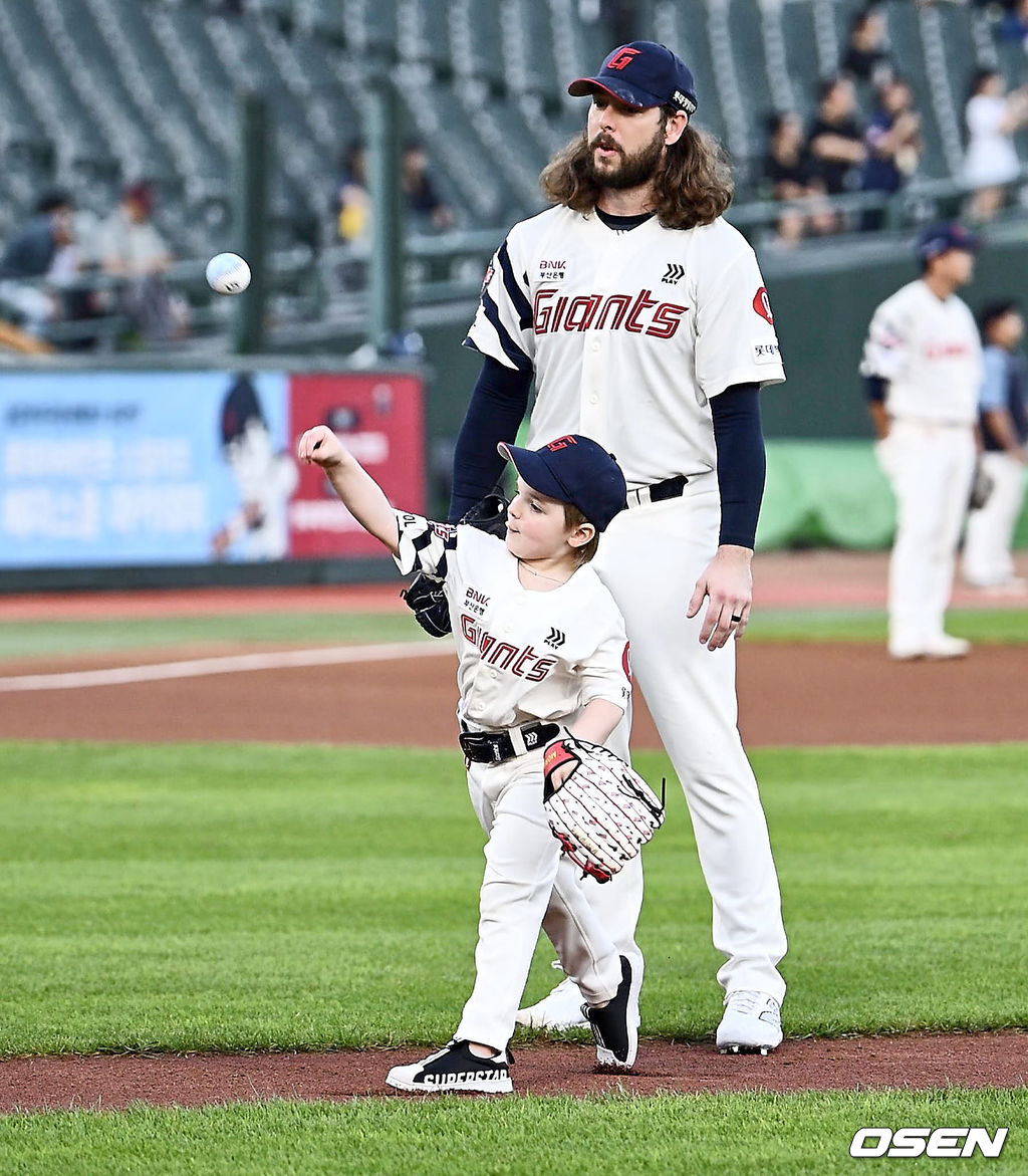 4일 부산 사직야구장에서 2024 신한 SOL 뱅크 KBO 리그 롯데 자이언츠와 KT 위즈의 경기가 열렸다. 홈팀 롯데는 윌커슨이 선발 출전하고 KT는 벤자민이 선발 출전했다.롯데 자이언츠 선발 투수 윌커슨의 아들 보디가 아빠와 롯데 승리 기원 시구를 하고 있다. 2024.09.04 / foto0307@osen.co.kr