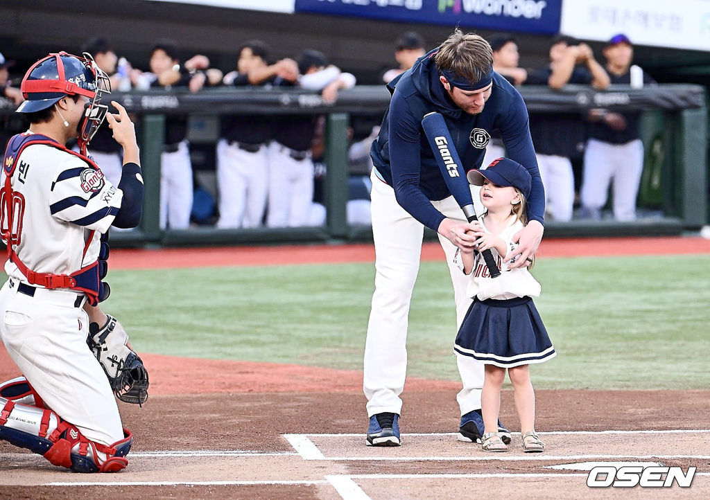 4일 부산 사직야구장에서 2024 신한 SOL 뱅크 KBO 리그 롯데 자이언츠와 KT 위즈의 경기가 열렸다. 홈팀 롯데는 윌커슨이 선발 출전하고 KT는 벤자민이 선발 출전했다.롯데 자이언츠 반즈가 딸 캠벨의 롯데 승리 기원 시타를 함께 하고 있다. 2024.09.04 / foto0307@osen.co.kr