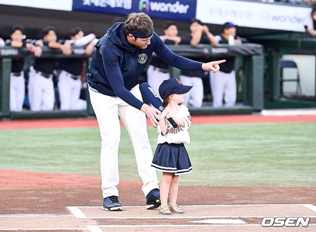 4일 부산 사직야구장에서 2024 신한 SOL 뱅크 KBO 리그 롯데 자이언츠와 KT 위즈의 경기가 열렸다. 홈팀 롯데는 윌커슨이 선발 출전하고 KT는 벤자민이 선발 출전했다.롯데 자이언츠 반즈가 딸 캠벨의 롯데 승리 기원 시타를 함께 하고 있다. 2024.09.04 / foto0307@osen.co.kr