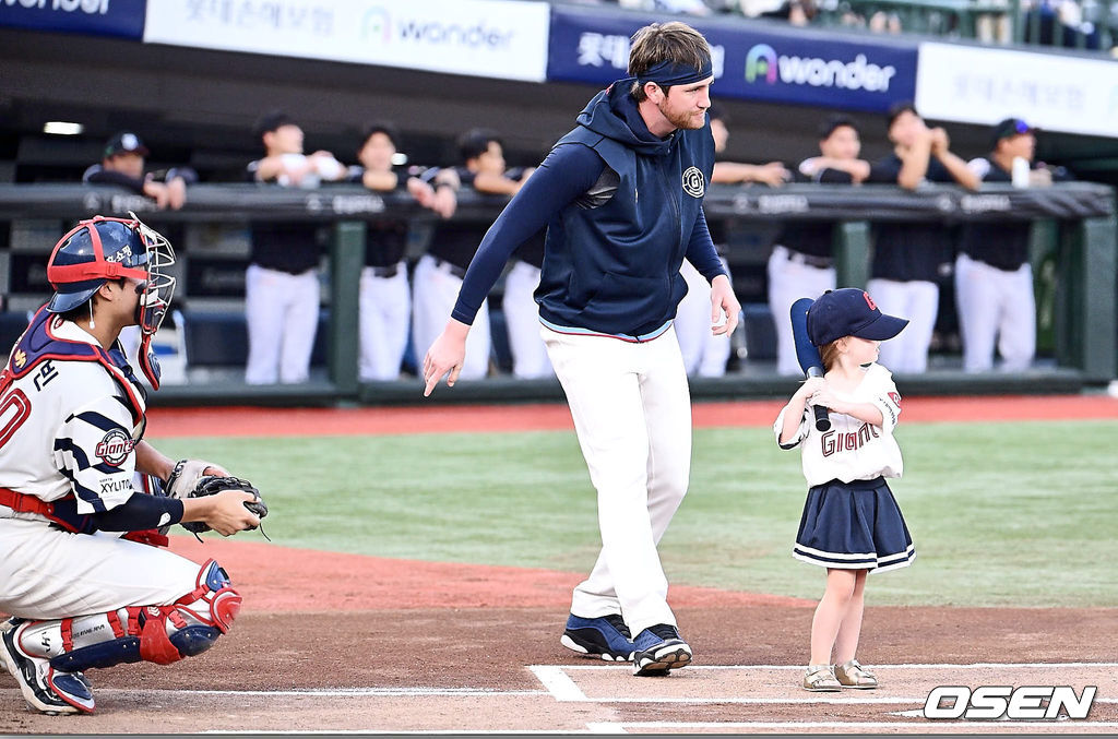 4일 부산 사직야구장에서 2024 신한 SOL 뱅크 KBO 리그 롯데 자이언츠와 KT 위즈의 경기가 열렸다. 홈팀 롯데는 윌커슨이 선발 출전하고 KT는 벤자민이 선발 출전했다.롯데 자이언츠 반즈가 딸 캠벨의 롯데 승리 기원 시타를 함께 하고 있다. 2024.09.04 / foto0307@osen.co.kr