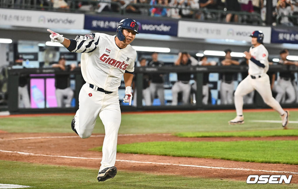 4일 부산 사직야구장에서 2024 신한 SOL 뱅크 KBO 리그 롯데 자이언츠와 KT 위즈의 경기가 열렸다. 홈팀 롯데는 윌커슨이 선발 출전하고 KT는 벤자민이 선발 출전했다.롯데 자이언츠 이정훈이 7회말 무사 1,3루 역전 1타점 우익수 앞 안타를 치고 세리머니를 하고 있다. 2024.09.04 / foto0307@osen.co.kr