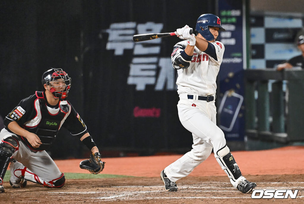 4일 부산 사직야구장에서 2024 신한 SOL 뱅크 KBO 리그 롯데 자이언츠와 KT 위즈의 경기가 열렸다. 홈팀 롯데는 윌커슨이 선발 출전하고 KT는 벤자민이 선발 출전했다.롯데 자이언츠 이정훈이 7회말 무사 1,3루 역전 1타점 우익수 앞 안타를 치고 있다. 2024.09.04 / foto0307@osen.co.kr