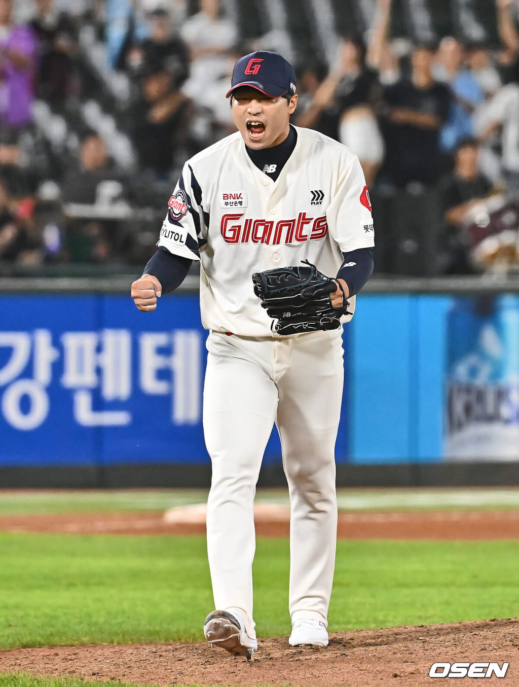 4일 부산 사직야구장에서 2024 신한 SOL 뱅크 KBO 리그 롯데 자이언츠와 KT 위즈의 경기가 열렸다. 홈팀 롯데는 윌커슨이 선발 출전하고 KT는 벤자민이 선발 출전했다.롯데 자이언츠 구승민이 8회초 수비를 무실점으로 막고 포효하고 있다. 2024.09.04 / foto0307@osen.co.kr