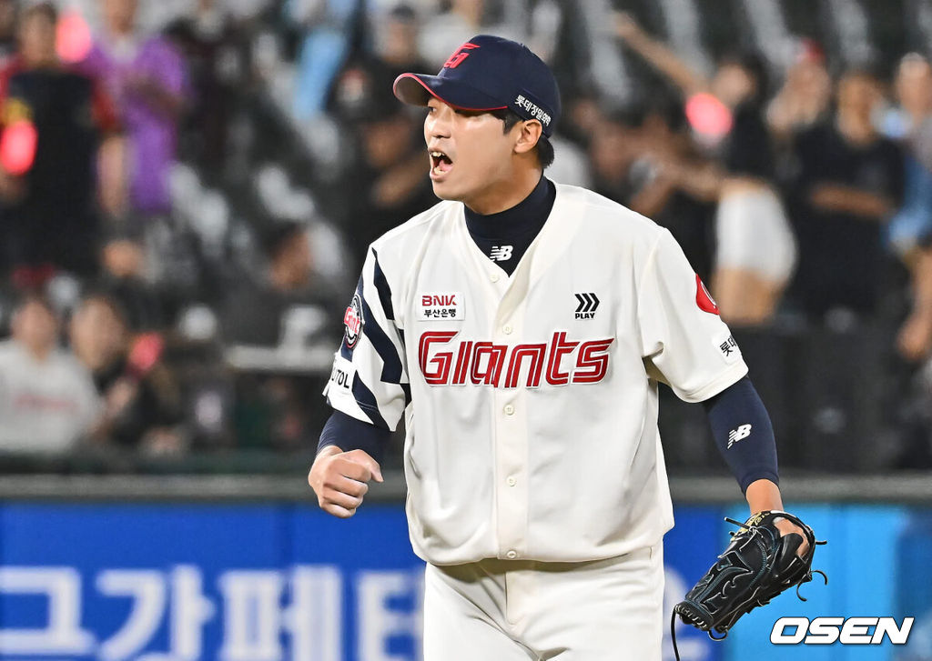 4일 부산 사직야구장에서 2024 신한 SOL 뱅크 KBO 리그 롯데 자이언츠와 KT 위즈의 경기가 열렸다. 홈팀 롯데는 윌커슨이 선발 출전하고 KT는 벤자민이 선발 출전했다.롯데 자이언츠 구승민이 8회초 수비를 무실점으로 막고 포효하고 있다. 2024.09.04 / foto0307@osen.co.kr