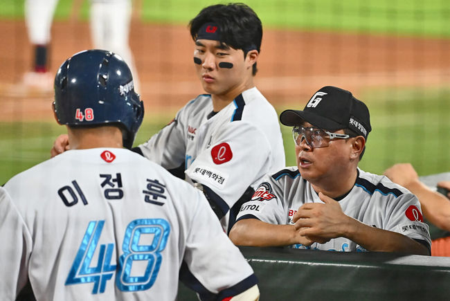 25일 부산 사직야구장에서 2024 신한 SOL 뱅크 KBO 리그 롯데 자이언츠와 LG 트윈스의 경기가 열렸다. 홈팀 롯데는 김진욱이 선발 출전하고 LG 트윈스는 최원태가 선발 출전했다.롯데 자이언츠 김태형 감독이 연장 10회말 2사 1,2루 손성빈 대신 이정훈을 대타로 내며 얘기를 하고 있다. 2024.07.25 / foto0307@osen.co.kr