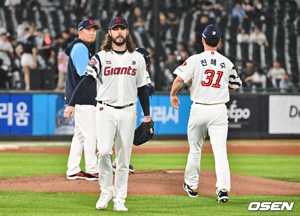 4일 부산 사직야구장에서 2024 신한 SOL 뱅크 KBO 리그 롯데 자이언츠와 KT 위즈의 경기가 열렸다. 홈팀 롯데는 윌커슨이 선발 출전하고 KT는 벤자민이 선발 출전했다.롯데 자이언츠 선발 투수 윌커슨이 6회초 교체되고 있다. 2024.09.04 / foto0307@osen.co.kr