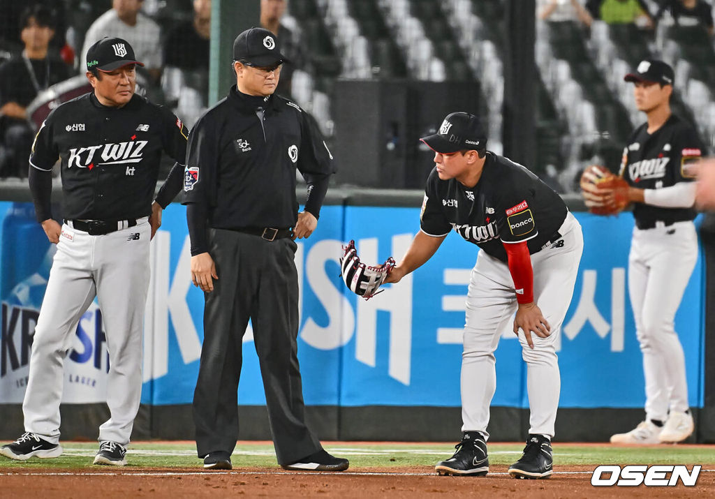 4일 부산 사직야구장에서 2024 신한 SOL 뱅크 KBO 리그 롯데 자이언츠와 KT 위즈의 경기가 열렸다. 홈팀 롯데는 윌커슨이 선발 출전하고 KT는 벤자민이 선발 출전했다.KT 위즈 황재균이 4회말 수비 도중 통증을 호소하고 있다. 2024.09.04 / foto0307@osen.co.kr