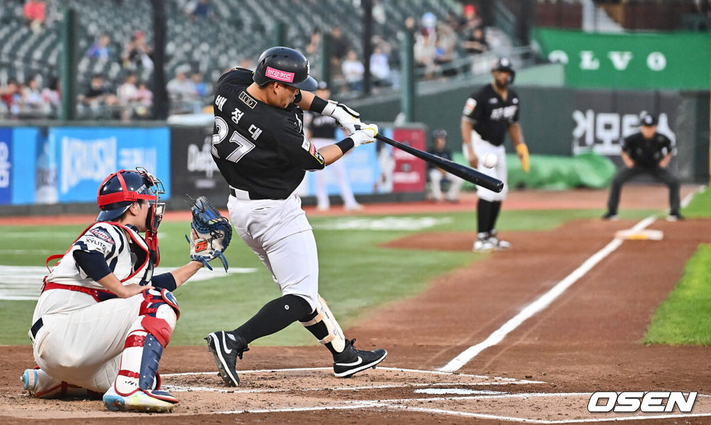 5일 부산 사직야구장에서 2024 신한 SOL 뱅크 KBO 리그 롯데 자이언츠와 KT 위즈의 경기가 열렸다. 홈팀 롯데는 정현수가 선발 출전하고 KT는 조이현이 선발 출전했다.KT 위즈 배정대가 1회초 2사 만루 좌익수 앞 2타점 안타를 치고 있다. 2024.09.05 / foto0307@osen.co.kr