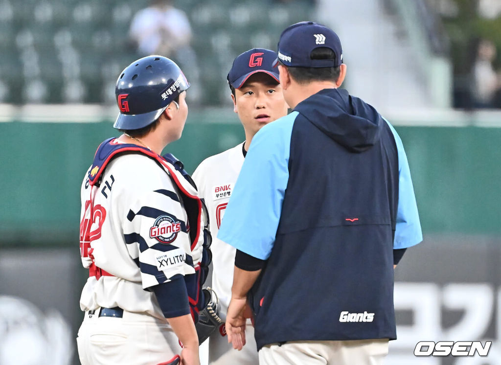 5일 부산 사직야구장에서 2024 신한 SOL 뱅크 KBO 리그 롯데 자이언츠와 KT 위즈의 경기가 열렸다. 홈팀 롯데는 정현수가 선발 출전하고 KT는 조이현이 선발 출전했다.롯데 자이언츠 선발 투수 정현수가 1회초 마운드에 오른 주형광 코치와 얘기하고 있다. 2024.09.05 / foto0307@osen.co.kr