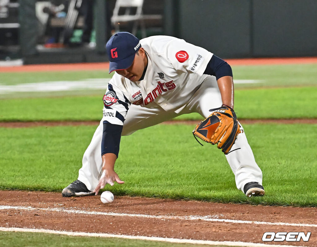 5일 부산 사직야구장에서 2024 신한 SOL 뱅크 KBO 리그 롯데 자이언츠와 KT 위즈의 경기가 열렸다. 홈팀 롯데는 정현수가 선발 출전하고 KT는 조이현이 선발 출전했다.롯데 자이언츠 박진이 4회초 2사 1,3루 KT 위즈 김병준의 1루 라인 타고 가는 타구를 잡고 있다. 2024.09.05 / foto0307@osen.co.kr