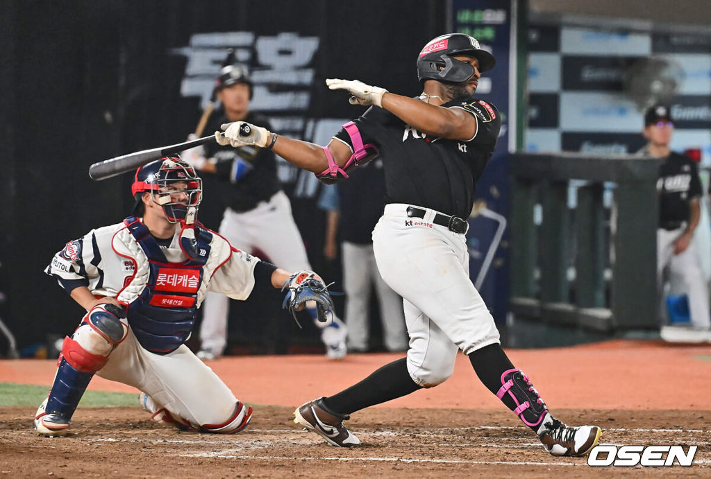 5일 부산 사직야구장에서 2024 신한 SOL 뱅크 KBO 리그 롯데 자이언츠와 KT 위즈의 경기가 열렸다. 홈팀 롯데는 정현수가 선발 출전하고 KT는 조이현이 선발 출전했다.KT 위즈 로하스가 2회초 사 3루 우익수 오른쪽 1타점 안타를 치고 있다. 2024.09.05 / foto0307@osen.co.kr