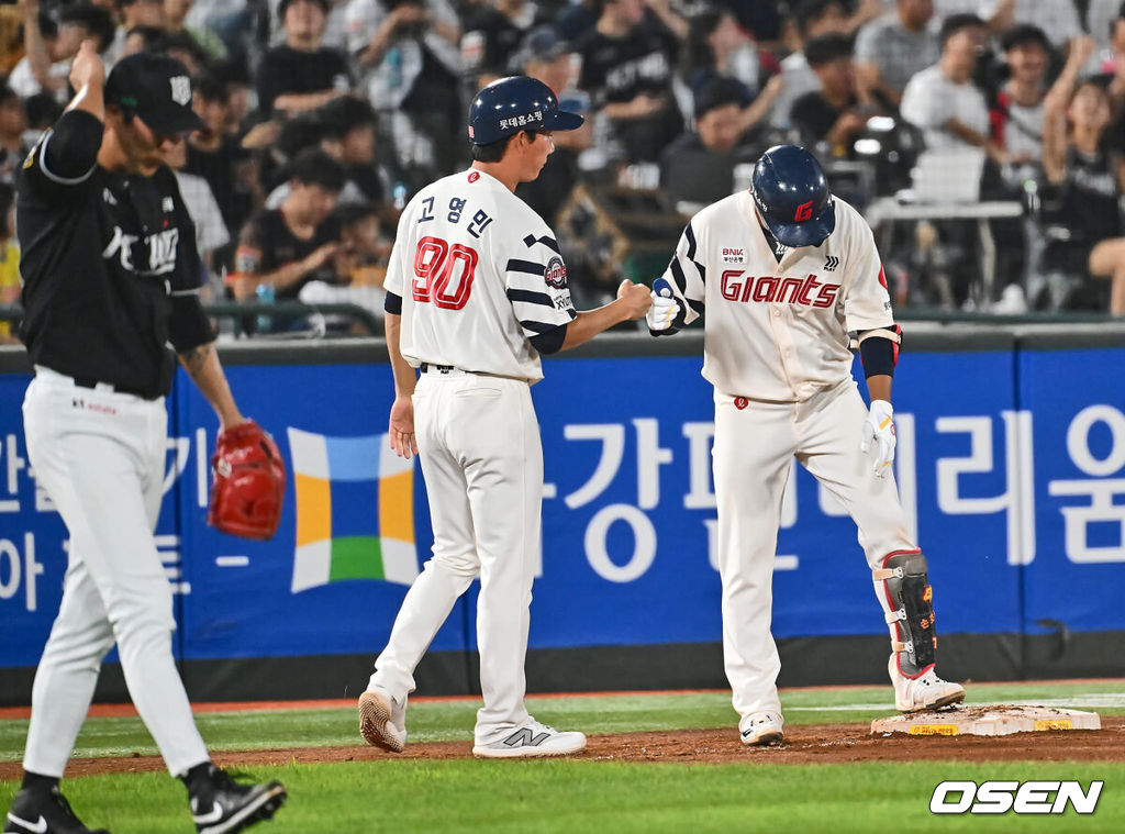 5일 부산 사직야구장에서 2024 신한 SOL 뱅크 KBO 리그 롯데 자이언츠와 KT 위즈의 경기가 열렸다. 홈팀 롯데는 정현수가 선발 출전하고 KT는 조이현이 선발 출전했다.롯데 자이언츠 손호영이 7회말 2사 3루 우익수 앞 1타점 3루타를 치고 하이파이브를 하고 있다. 2024.09.05 / foto0307@osen.co.kr