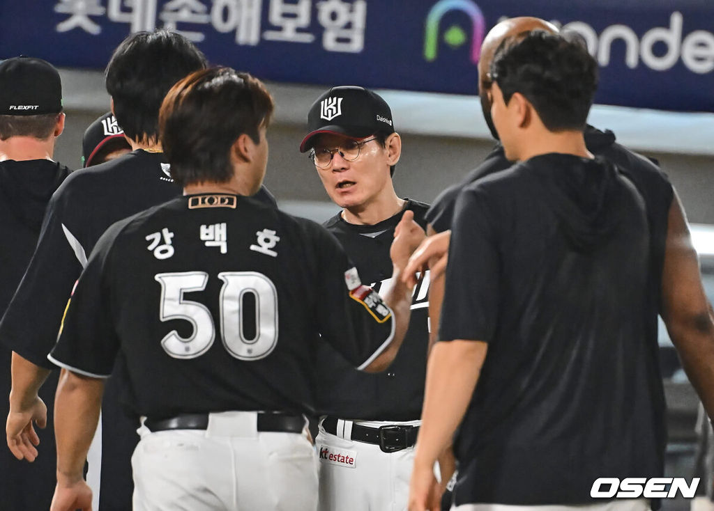 5일 부산 사직야구장에서 2024 신한 SOL 뱅크 KBO 리그 롯데 자이언츠와 KT 위즈의 경기가 열렸다. 홈팀 롯데는 정현수가 선발 출전하고 KT는 조이현이 선발 출전했다.KT 위즈 이강철 감독이 롯데 자이언츠에 12-2로 승리한 후 기쁨을 나누고 있다. 2024.09.05 / foto0307@osen.co.kr