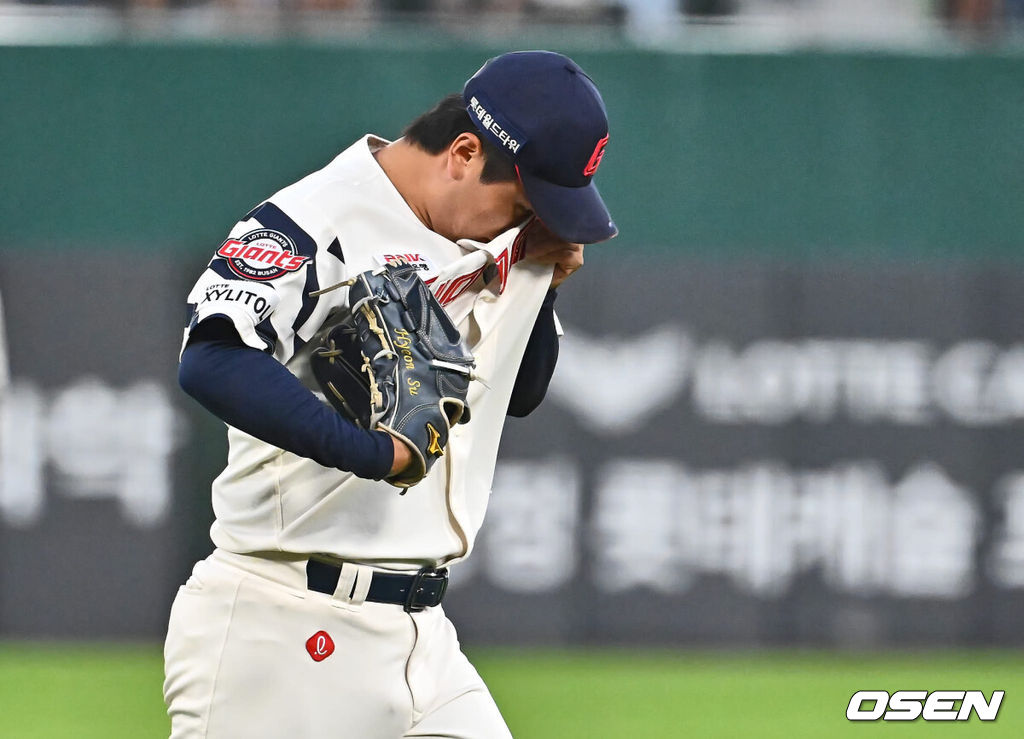 5일 부산 사직야구장에서 2024 신한 SOL 뱅크 KBO 리그 롯데 자이언츠와 KT 위즈의 경기가 열렸다. 홈팀 롯데는 정현수가 선발 출전하고 KT는 조이현이 선발 출전했다.롯데 자이언츠 선발 투수 정현수가 1회 2실점 후 아쉬워하고 있다. 2024.09.05 / foto0307@osen.co.kr