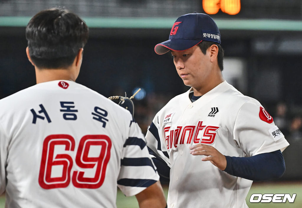 5일 부산 사직야구장에서 2024 신한 SOL 뱅크 KBO 리그 롯데 자이언츠와 KT 위즈의 경기가 열렸다. 홈팀 롯데는 정현수가 선발 출전하고 KT는 조이현이 선발 출전했다.롯데 자이언츠 선발 투수 정현수가 2회초 교체되고 있다. 2024.09.05 / foto0307@osen.co.kr