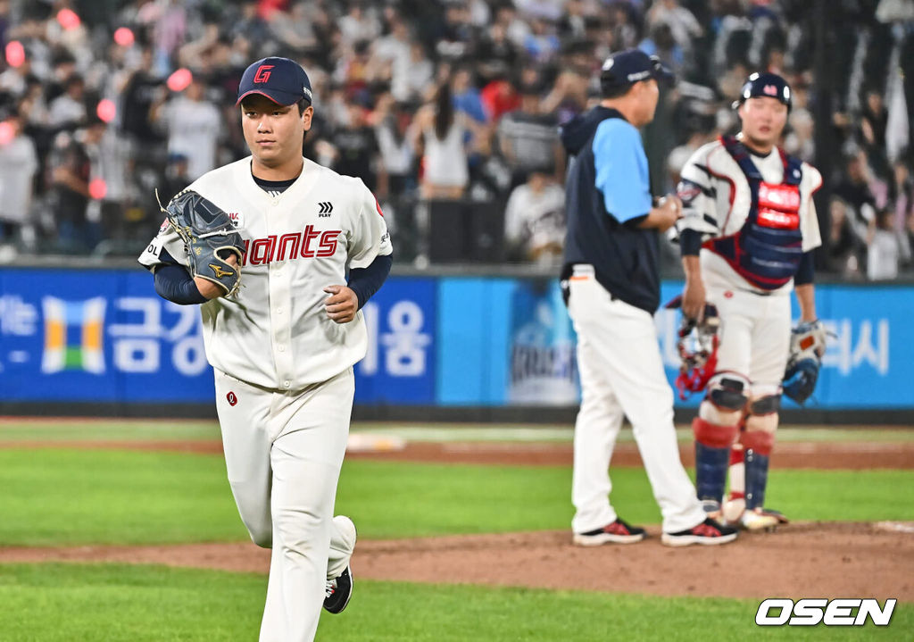 5일 부산 사직야구장에서 2024 신한 SOL 뱅크 KBO 리그 롯데 자이언츠와 KT 위즈의 경기가 열렸다. 홈팀 롯데는 정현수가 선발 출전하고 KT는 조이현이 선발 출전했다.롯데 자이언츠 선발 투수 정현수가 2회초 교체되고 있다. 2024.09.05 / foto0307@osen.co.kr