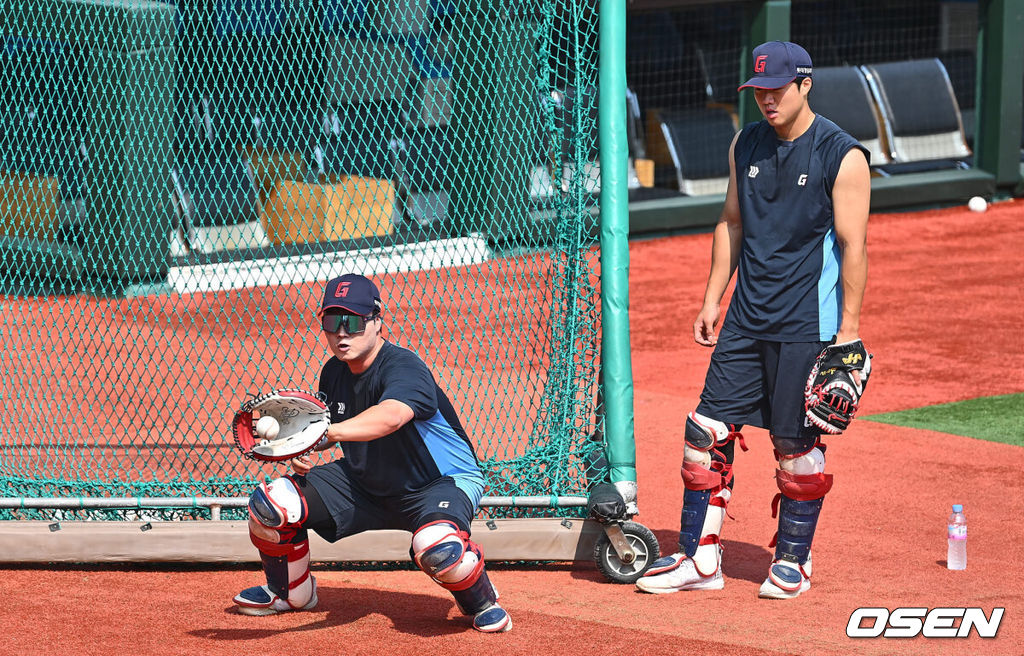 12일 부산 사직야구장에서 2024 신한 SOL 뱅크 KBO 리그 롯데 자이언츠와 KT 위즈의 경기가 열린다. 홈팀 롯데는 박세웅이 선발 출전하고 KT 위즈는 고영표가 선발 출전한다.롯데 자이언츠 정보근, 손성빈이 포수 훈련을 하고 있다. 2024.07.12 / foto0307@osen.co.kr