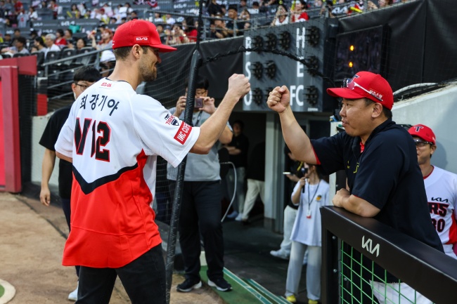 네일이 시구를 마치고 이범호 감독과 주먹을 맞대고 있다./KIA 타이거즈 제공