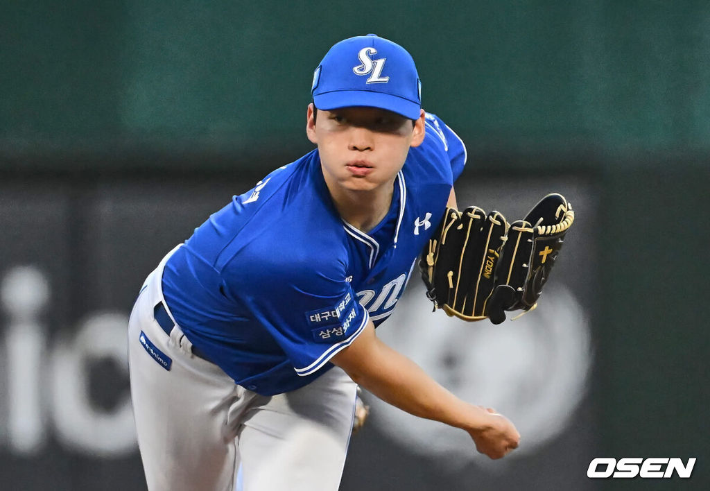 6일 부산 사직야구장에서 2024 신한 SOL 뱅크 KBO 리그 롯데 자이언츠와 삼성 라이온즈의 경기가 열렸다. 홈팀 롯데는 김진욱이 선발 출전하고 삼성은 육선엽이 선발 출전했다.삼성 라이온즈 선발 투수 육선엽이 역투하고 있다. 2024.09.06 / foto0307@osen.co.kr