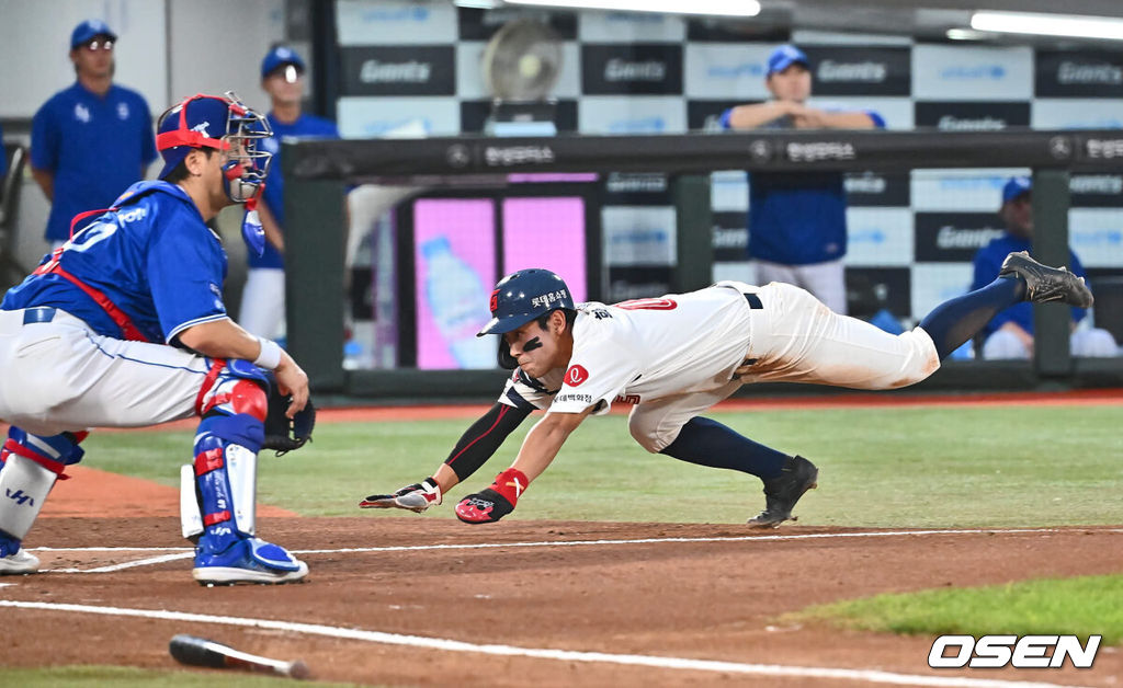 6일 부산 사직야구장에서 2024 신한 SOL 뱅크 KBO 리그 롯데 자이언츠와 삼성 라이온즈의 경기가 열렸다. 홈팀 롯데는 김진욱이 선발 출전하고 삼성은 육선엽이 선발 출전했다.롯데 자이언츠 황성빈이 1회말 1사 3루 손호영의 중견수 희생플라이 때 득점에 성공하고 있다. 2024.09.06 / foto0307@osen.co.kr