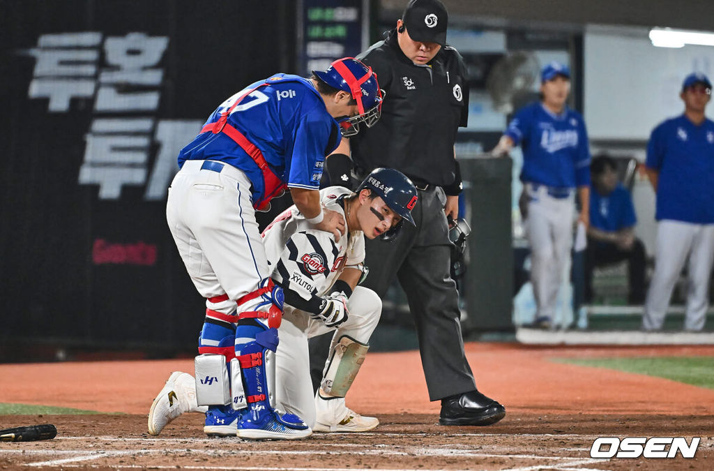 6일 부산 사직야구장에서 2024 신한 SOL 뱅크 KBO 리그 롯데 자이언츠와 삼성 라이온즈의 경기가 열렸다. 홈팀 롯데는 김진욱이 선발 출전하고 삼성은 육선엽이 선발 출전했다.롯데 자이언츠 윤동희가 2회말 삼성 라이온즈 육선엽의 투구에 맞아 통증을 호소하고 있다. 2024.09.06 / foto0307@osen.co.kr