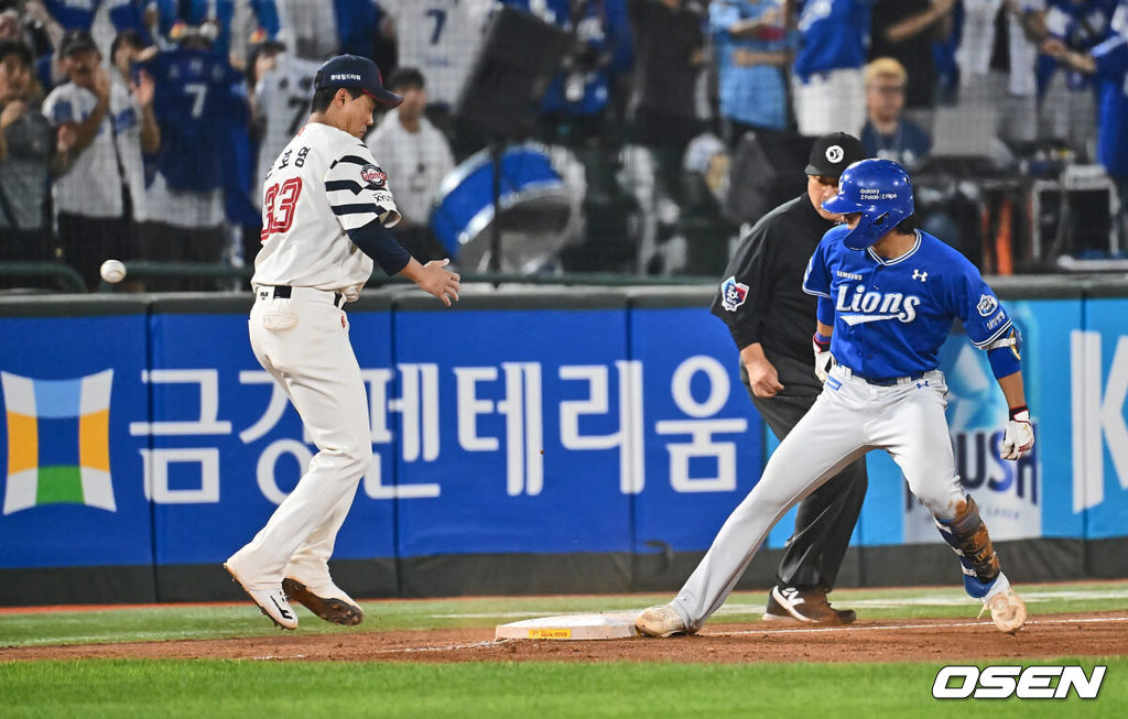 6일 부산 사직야구장에서 2024 신한 SOL 뱅크 KBO 리그 롯데 자이언츠와 삼성 라이온즈의 경기가 열렸다. 홈팀 롯데는 김진욱이 선발 출전하고 삼성은 육선엽이 선발 출전했다.삼성 라이온즈 이재현이 5회초 무사 1루 우중간 1타점 3루타를 치고 2루수 송구 실책으로 득점을 올리고 있다. 2024.09.06 / foto0307@osen.co.kr