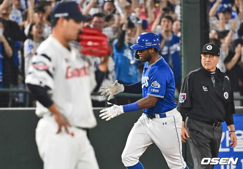 6일 부산 사직야구장에서 2024 신한 SOL 뱅크 KBO 리그 롯데 자이언츠와 삼성 라이온즈의 경기가 열렸다. 홈팀 롯데는 김진욱이 선발 출전하고 삼성은 육선엽이 선발 출전했다.삼성 라이온즈 디아즈가 5회초 무사 1,3루 우월 3점 홈런을 치고 하이파이브를 하고 있다. 2024.09.06 / foto0307@osen.co.kr