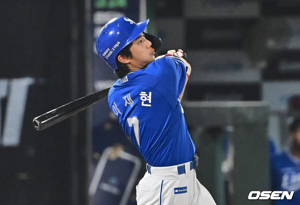 6일 부산 사직야구장에서 2024 신한 SOL 뱅크 KBO 리그 롯데 자이언츠와 삼성 라이온즈의 경기가 열렸다. 홈팀 롯데는 김진욱이 선발 출전하고 삼성은 육선엽이 선발 출전했다.삼성 라이온즈 이재현이 8회말 1사 만루 중견수 앞 1타점 안타를 치고 있다. 2024.09.06 / foto0307@osen.co.kr