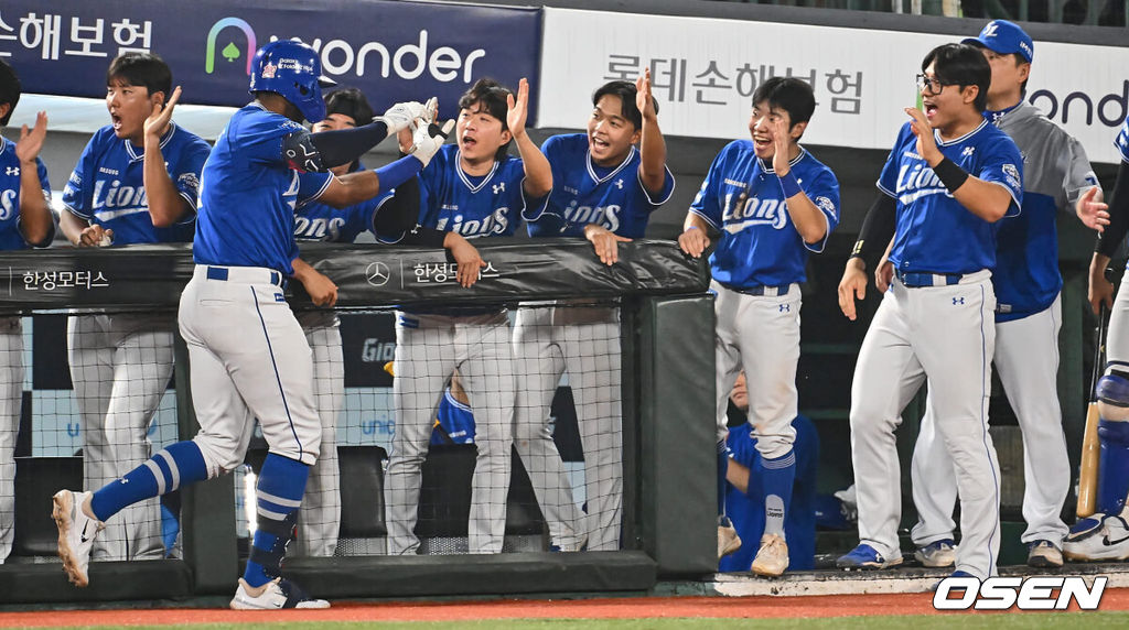 6일 부산 사직야구장에서 2024 신한 SOL 뱅크 KBO 리그 롯데 자이언츠와 삼성 라이온즈의 경기가 열렸다. 홈팀 롯데는 김진욱이 선발 출전하고 삼성은 육선엽이 선발 출전했다.삼성 라이온즈 선수들이 5회초 무사 1,3루 우월 3점 홈런을 친 디아즈를 맞이하고 있다. 2024.09.06 / foto0307@osen.co.kr