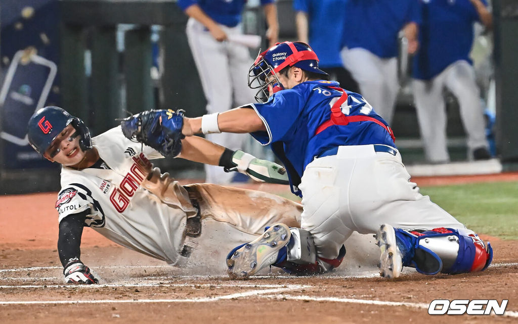 6일 부산 사직야구장에서 2024 신한 SOL 뱅크 KBO 리그 롯데 자이언츠와 삼성 라이온즈의 경기가 열렸다. 홈팀 롯데는 김진욱이 선발 출전하고 삼성은 육선엽이 선발 출전했다.롯데 자이언츠 윤동희가 6회말 1사 1, 3루 삼성 라이온즈 강민호의 1루 견제 폭투때 홈 쇄도했으나 아웃되고 있다. 2024.09.06 / foto0307@osen.co.kr