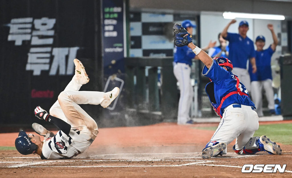 6일 부산 사직야구장에서 2024 신한 SOL 뱅크 KBO 리그 롯데 자이언츠와 삼성 라이온즈의 경기가 열렸다. 홈팀 롯데는 김진욱이 선발 출전하고 삼성은 육선엽이 선발 출전했다.롯데 자이언츠 윤동희가 6회말 1사 1, 3루 삼성 라이온즈 강민호의 1루 견제 폭투때 홈 쇄도했으나 아웃되고 있다. 2024.09.06 / foto0307@osen.co.kr