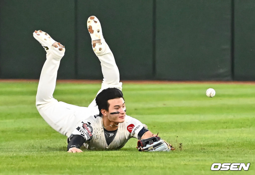 28일 부산 사직야구장에서 2024 신한 SOL 뱅크 KBO 리그 롯데 자이언츠와 한화 이글스의 경기가 열렸다. 홈팀 롯데는 반즈가 선발 출전하고 한화 이글스는 와이스가 선발 출전했다.롯데 자이언츠 윤동희가 2회초 2사 1,2루 한화 이글스 장진혁의 타구를 잡으려 몸을 날렸으나 놓치고 있다. 2024.08.28 / foto0307@osen.co.kr