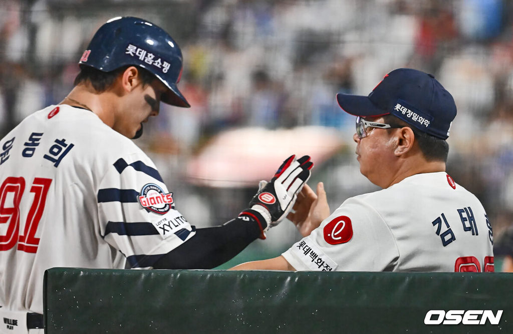 29일 부산 사직야구장에서 2024 신한 SOL 뱅크 KBO 리그 롯데 자이언츠와 한화 이글스의 경기가 열렸다. 홈팀 롯데는 윌커슨이 선발 출전하고 한화는 바리아가 선발 출전했다.롯데 자이언츠 윤동희가 4회말 무사 2,3루 손호영의 1타점 좌익수 앞 안타에 득점을 올리고 김태형 감독과 하이파이브를 하고 있다. 2024.08.29 / foto0307@osen.co.kr