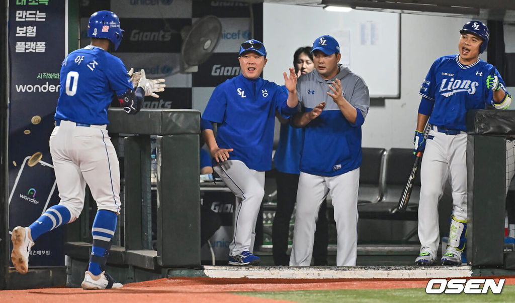 6일 부산 사직야구장에서 2024 신한 SOL 뱅크 KBO 리그 롯데 자이언츠와 삼성 라이온즈의 경기가 열렸다. 홈팀 롯데는 김진욱이 선발 출전하고 삼성은 육선엽이 선발 출전했다.삼성 라이온즈 박진만 감독이 5회초 무사 1,3루 우월 3점 홈런을 친 디아즈를 맞이하고 있다. 2024.09.06 / foto0307@osen.co.kr