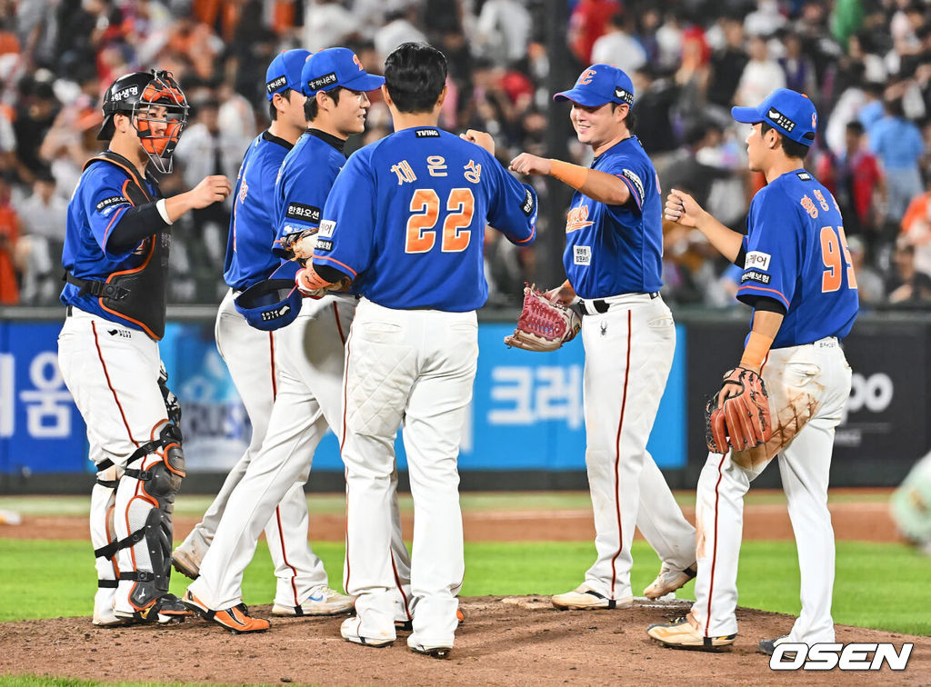 28일 부산 사직야구장에서 2024 신한 SOL 뱅크 KBO 리그 롯데 자이언츠와 한화 이글스의 경기가 열렸다. 홈팀 롯데는 반즈가 선발 출전하고 한화 이글스는 와이스가 선발 출전했다.한화 이글스 선수들이 롯데 자이언츠에 7-0으로 승리한 후 기쁨을 나누고 있다. 2024.08.28 / foto0307@osen.co.kr