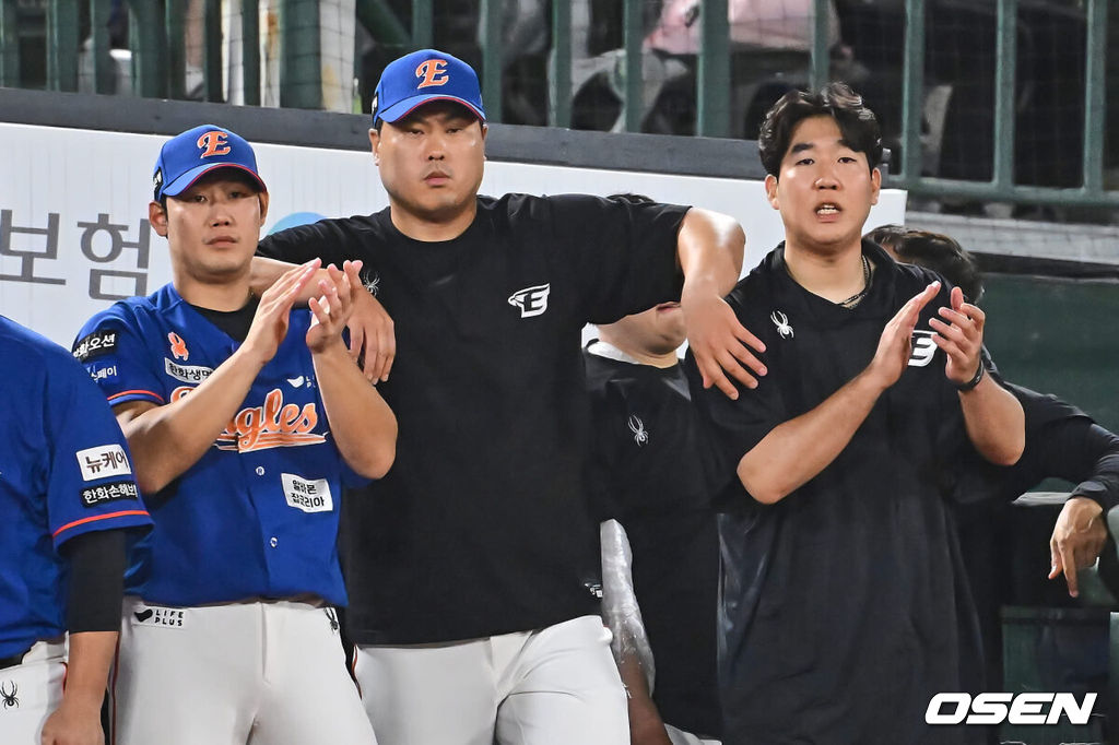 28일 부산 사직야구장에서 2024 신한 SOL 뱅크 KBO 리그 롯데 자이언츠와 한화 이글스의 경기가 열렸다. 홈팀 롯데는 반즈가 선발 출전하고 한화 이글스는 와이스가 선발 출전했다.한화 이글스 류현진과 선수들이 롯데 자이언츠에 7-0으로 승리한 동료들에게 축하박수를 치고 있다. 2024.08.28 / foto0307@osen.co.kr