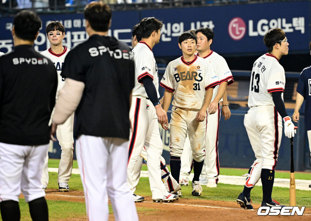 한화가 에이스 류현진의 명품 투구를 앞세워 19년 만에 두산 3연전을 독식했다. 프로야구 한화 이글스는 25일 서울 잠실구장에서 열린 2024 신한 SOL뱅크 KBO리그 두산 베어스와의 시즌 15차전에서 3-1로 승리했다. 한화는 주말 3연전을 싹쓸이하며 시즌 56승 2무 60패를 기록했다. 반면 3연패 수렁에 빠진 두산은 62승 2무 60패가 됐다. 경기를 마치고 두산 선수들이 패배를 아쉬워하고  있다. 2024.08.25 / jpnews@osen.co.kr