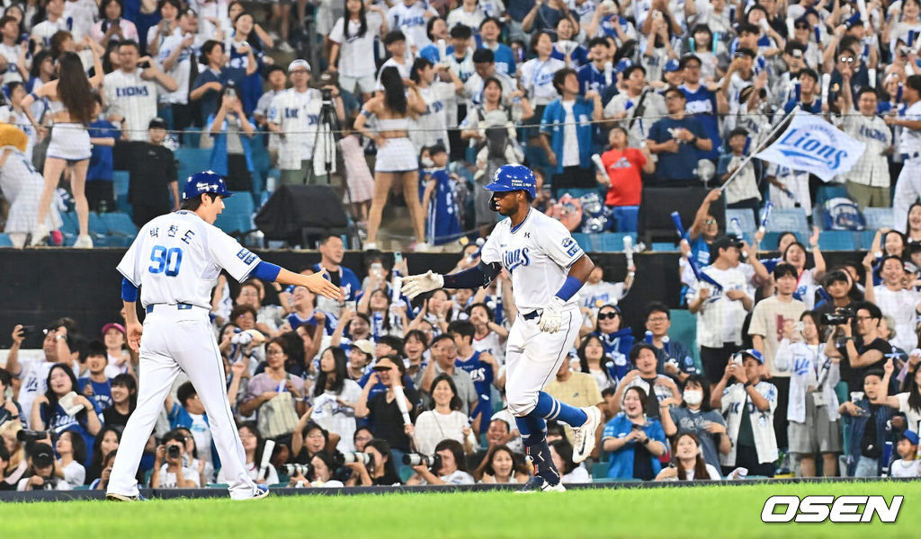 31일 대구삼성라이온즈파크에서 2024 신한 SOL 뱅크 KBO 리그 삼성 라이온즈와 KIA 타이거즈의 경기가 열렸다. 홈팀 삼성은 백정현이 방문팀 KIA는 황동하가 선발 출전했다. 삼성 라이온즈 디아즈가 4회말 무사 1루 역전 우월 2점 홈런을 치고 하이파이브를 하고 있다. 2024.08.31 / foto0307@osen.co.kr