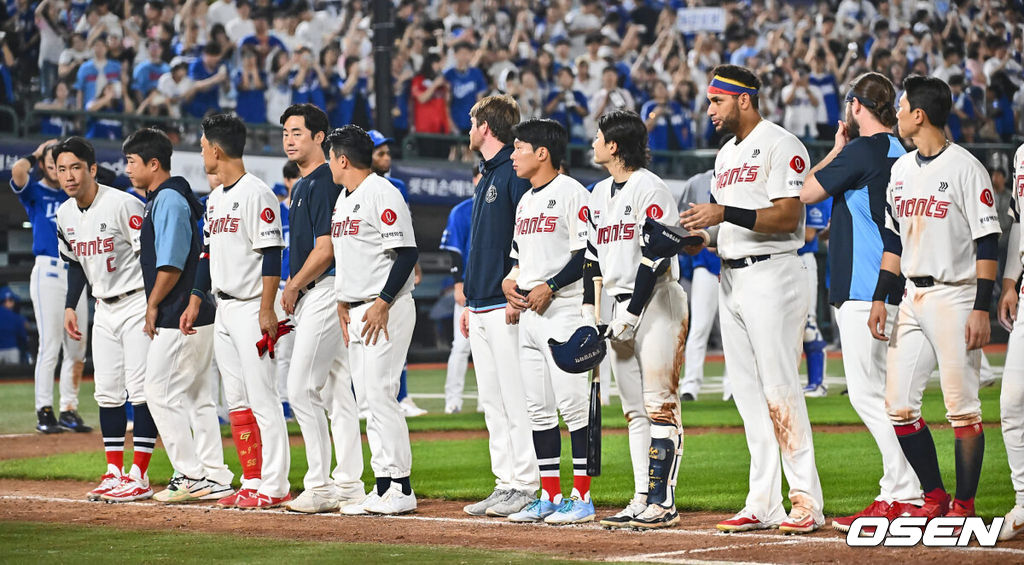 6일 부산 사직야구장에서 2024 신한 SOL 뱅크 KBO 리그 롯데 자이언츠와 삼성 라이온즈의 경기가 열렸다. 홈팀 롯데는 김진욱이 선발 출전하고 삼성은 육선엽이 선발 출전했다.롯데 자이언츠 선수들이 삼성 라이온즈에 2-7로 패하고 어두운 표정으로 팬들에게 인사를 하고 있다. 2024.09.06 / foto0307@osen.co.kr